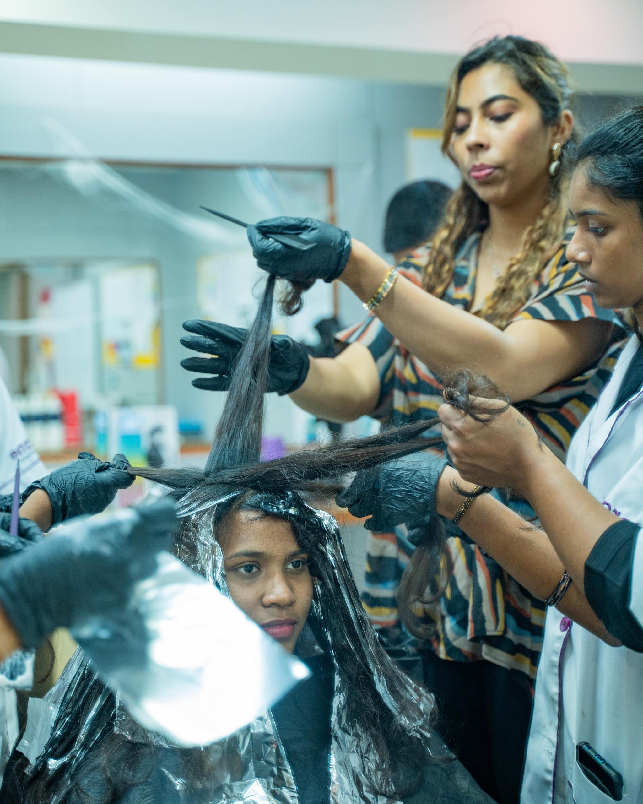 A women giving hair course training to students