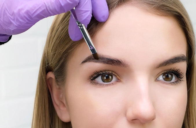 young-woman-shaping-eyebrows